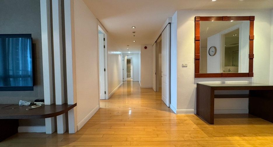 For rent 3 bedrooms condo in Pathum Wan, Bangkok
