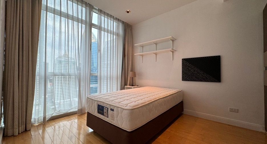 For rent 3 bedrooms condo in Pathum Wan, Bangkok