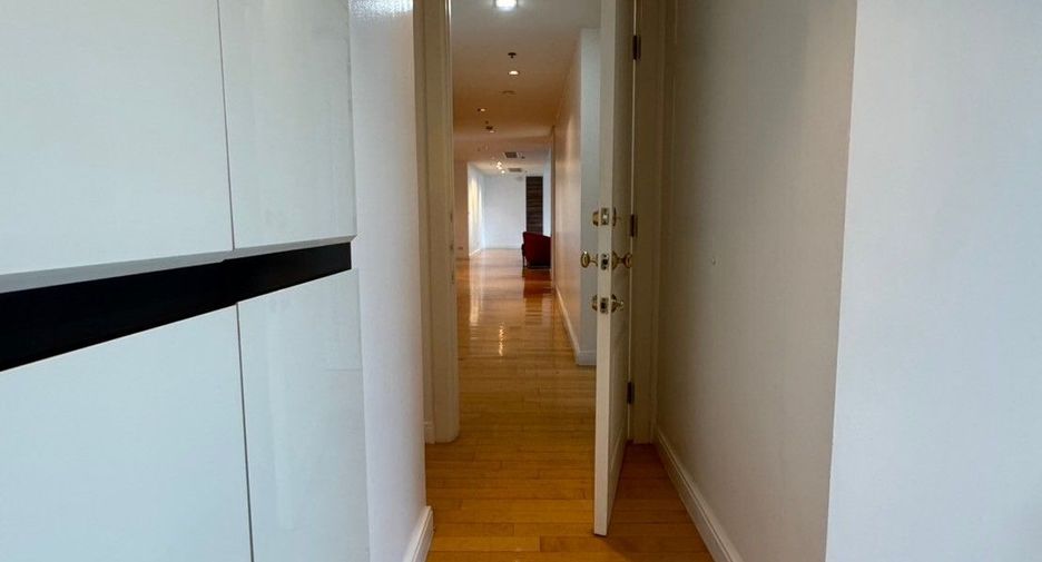 For rent 3 bedrooms condo in Pathum Wan, Bangkok
