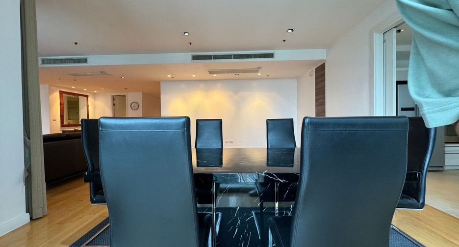 For rent 3 bedrooms condo in Pathum Wan, Bangkok