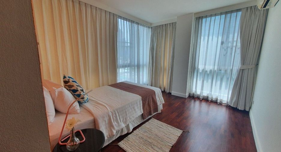 For rent 3 bedrooms condo in Sathon, Bangkok