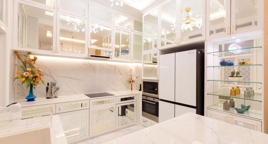 For rent 4 bedrooms townhouse in Lat Phrao, Bangkok