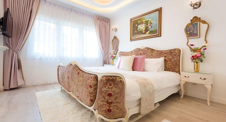 For rent 4 bedrooms townhouse in Lat Phrao, Bangkok