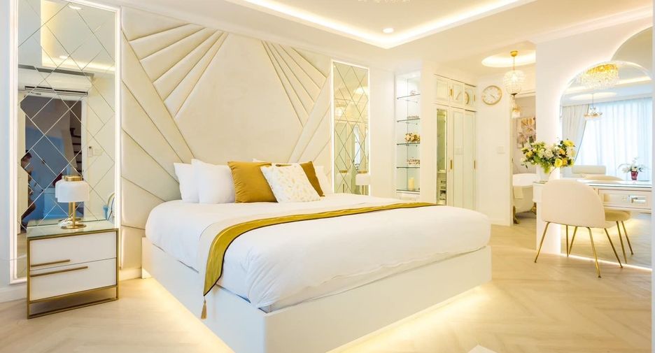 For rent 4 bedrooms townhouse in Lat Phrao, Bangkok