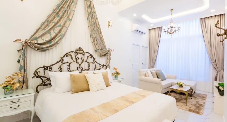 For rent 4 bedrooms townhouse in Lat Phrao, Bangkok