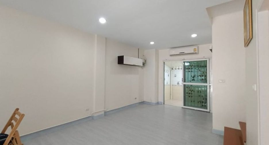 For rent 3 bedrooms townhouse in Bang Kapi, Bangkok