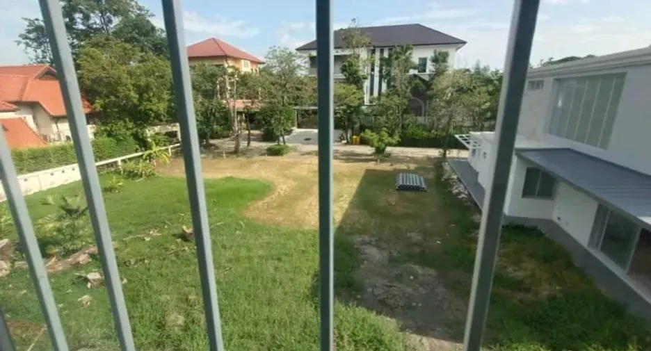 For rent 3 bedrooms townhouse in Bang Kapi, Bangkok