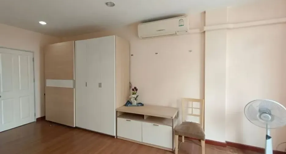 For rent 3 bedrooms townhouse in Bang Kapi, Bangkok