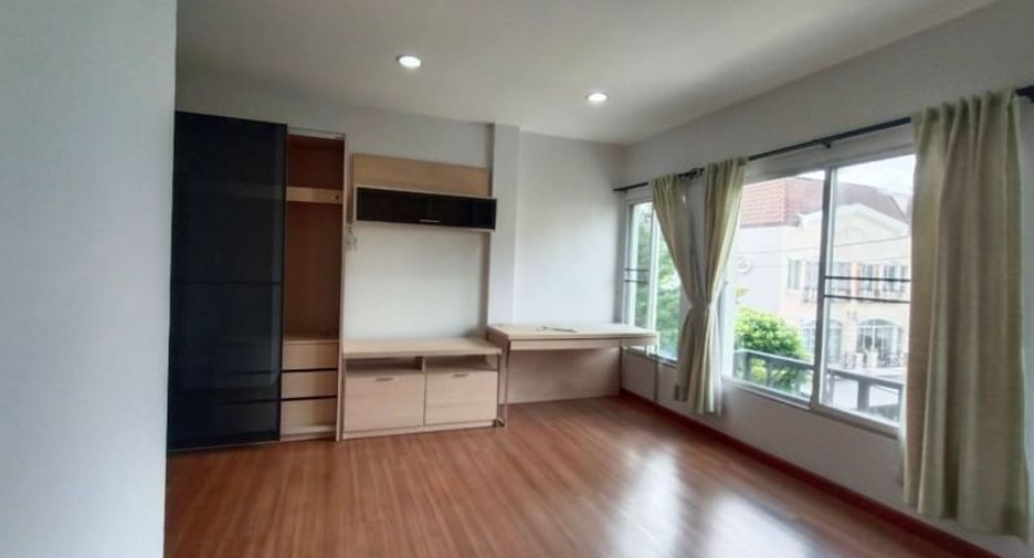 Casa adosada en alquiler de 3 habitaciones en Bang Kapi, Bangkok