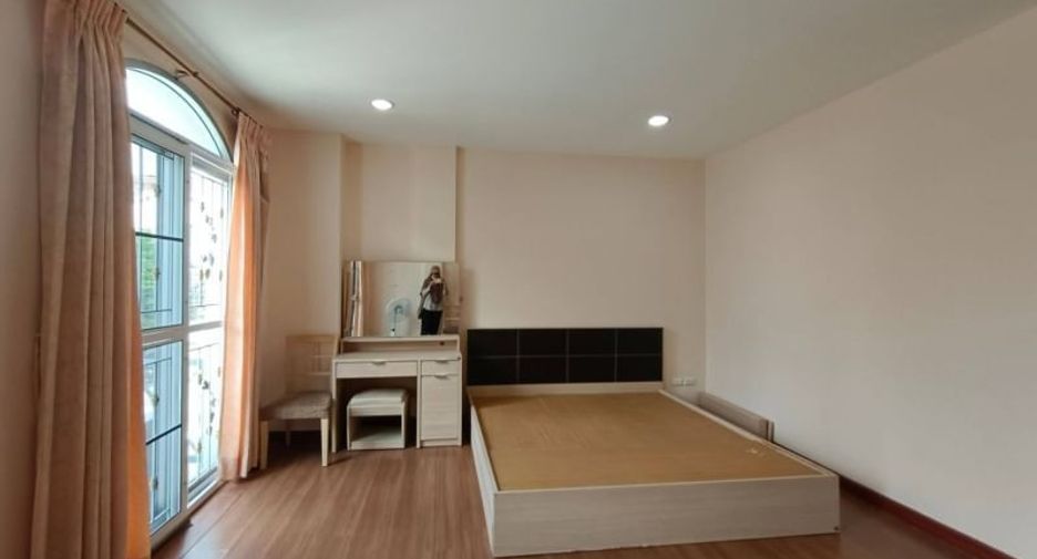 For rent 3 bedrooms townhouse in Bang Kapi, Bangkok