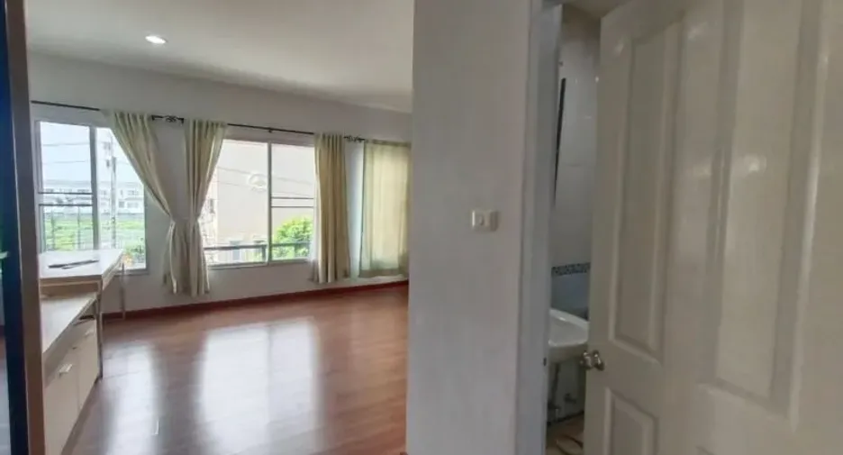 For rent 3 bedrooms townhouse in Bang Kapi, Bangkok