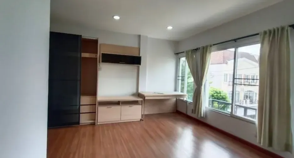 For rent 3 bedrooms townhouse in Bang Kapi, Bangkok
