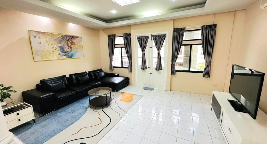 For rent 3 bedrooms townhouse in Watthana, Bangkok
