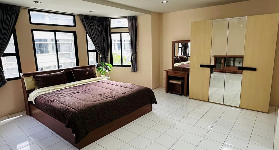 For rent 3 bedrooms townhouse in Watthana, Bangkok