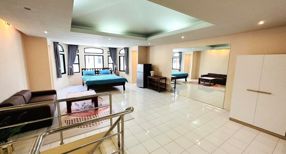 For rent 3 bedrooms townhouse in Watthana, Bangkok