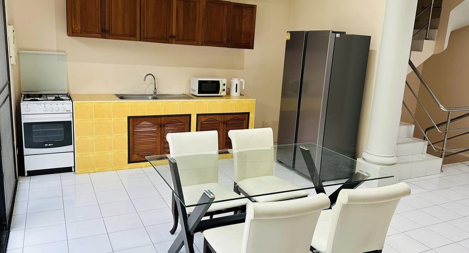 For rent 3 bedrooms townhouse in Watthana, Bangkok