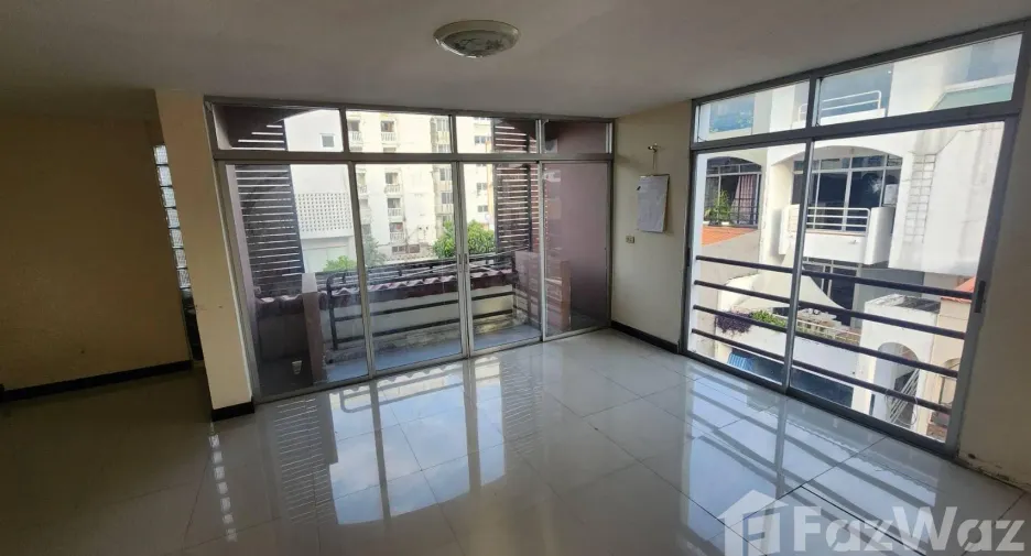 For rent 9 bedrooms townhouse in Bang Kapi, Bangkok
