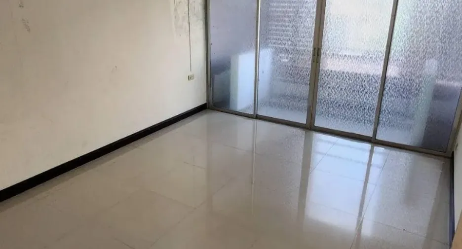 For rent 9 bedrooms townhouse in Bang Kapi, Bangkok