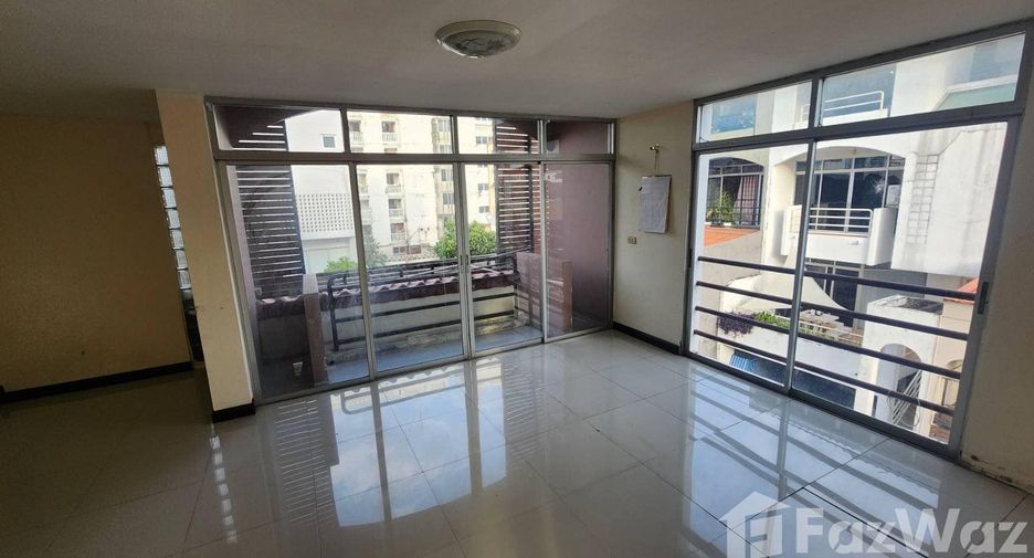 For rent 9 bedrooms townhouse in Bang Kapi, Bangkok