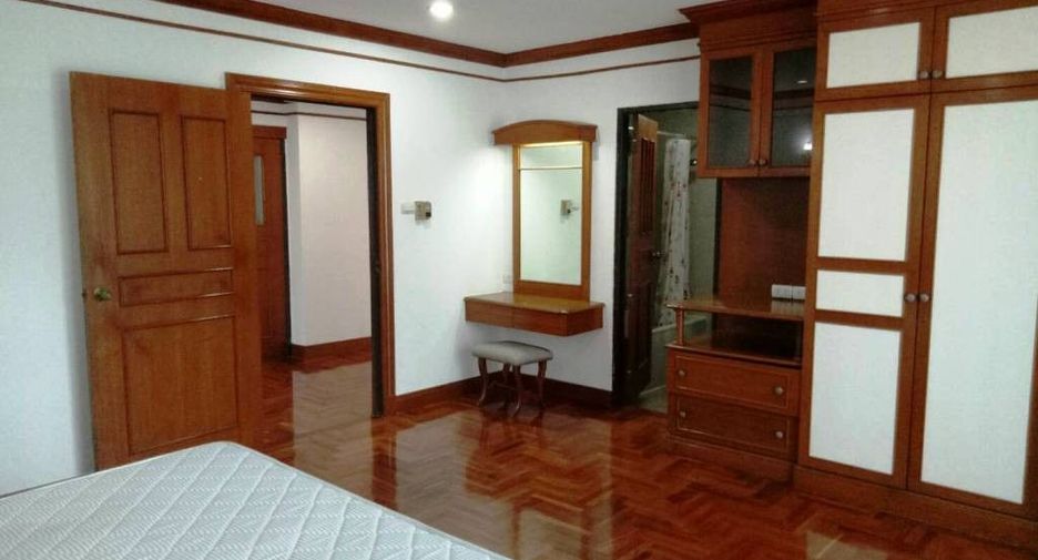 For rent 4 bedrooms condo in Khlong Toei, Bangkok