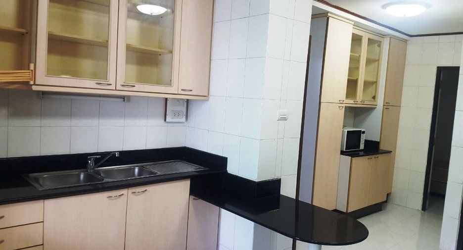 For rent 4 bedrooms condo in Khlong Toei, Bangkok