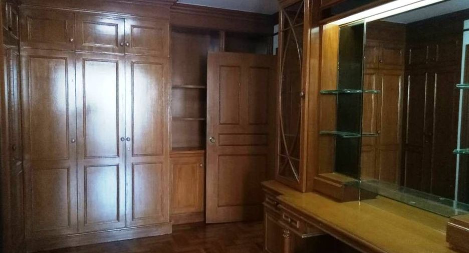 For rent 4 bedrooms condo in Khlong Toei, Bangkok