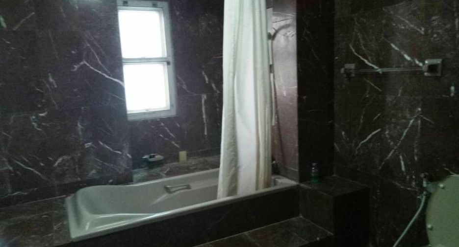 For rent 4 bedrooms condo in Khlong Toei, Bangkok
