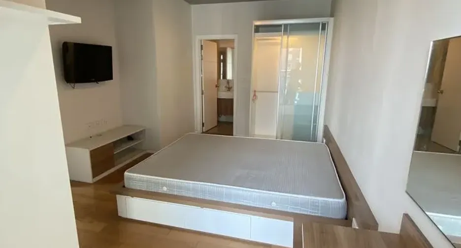 For rent 2 bedrooms condo in Watthana, Bangkok