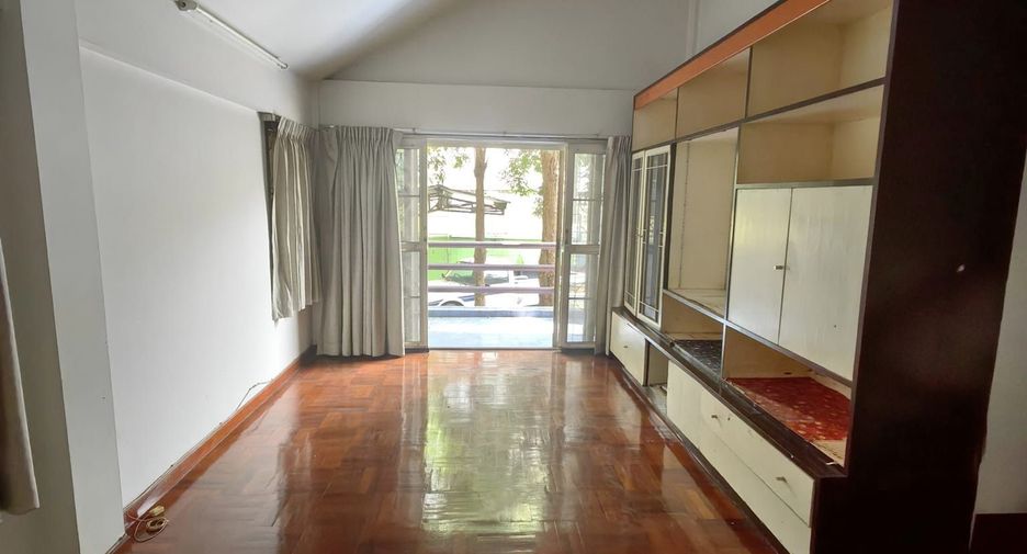 For rent 3 bedrooms retail Space in Bang Na, Bangkok