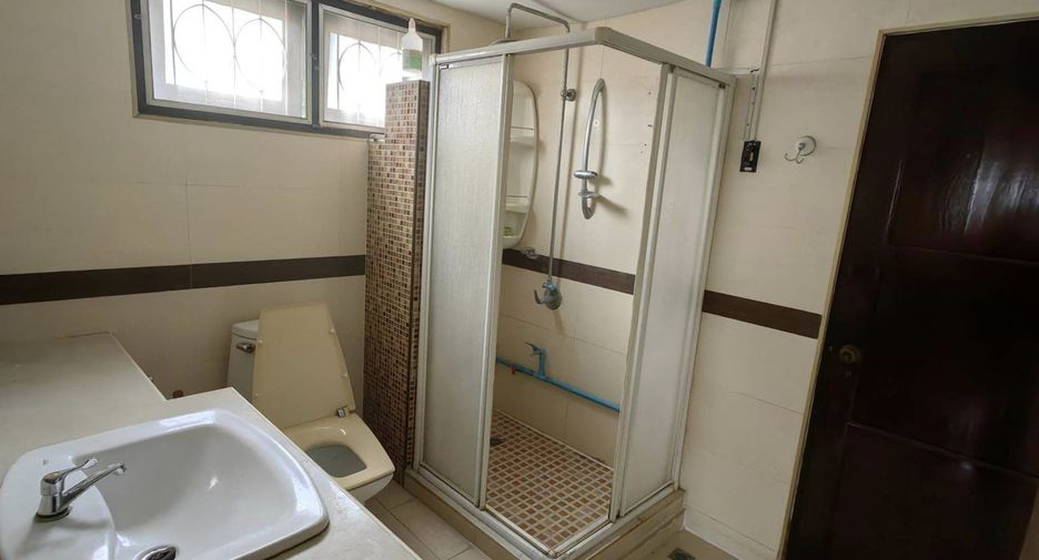 For rent 3 bedrooms retail Space in Bang Na, Bangkok