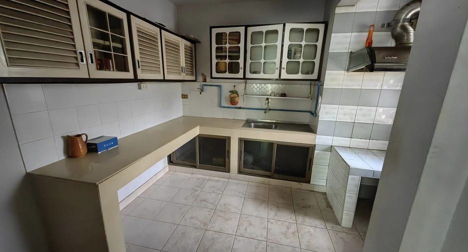 Gewerbefläche zur Miete mit 3 Zimmer in Bang Na, Bangkok