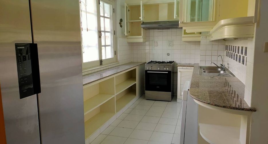 For rent 3 bedrooms townhouse in Watthana, Bangkok