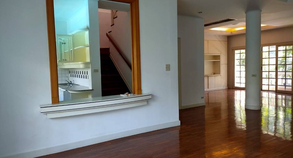 For rent 3 bedrooms townhouse in Watthana, Bangkok