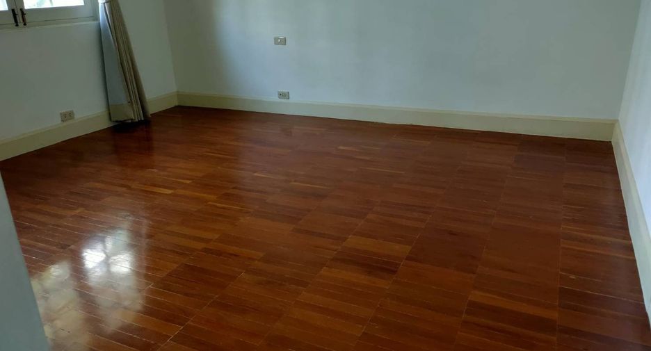 For rent 3 bedrooms townhouse in Watthana, Bangkok