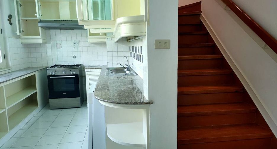 For rent 3 bedrooms townhouse in Watthana, Bangkok