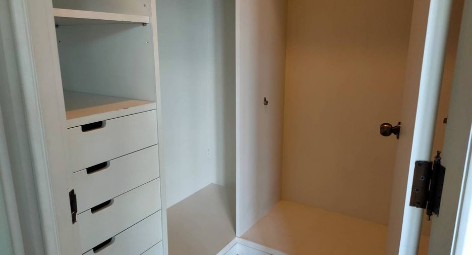 For rent 3 bedrooms townhouse in Watthana, Bangkok