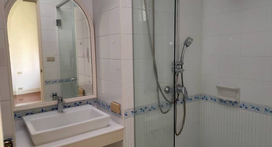 For rent 3 bedrooms townhouse in Watthana, Bangkok