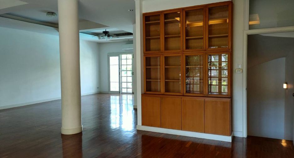 For rent 3 bedrooms townhouse in Watthana, Bangkok