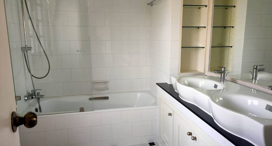 For rent 3 bedrooms townhouse in Watthana, Bangkok