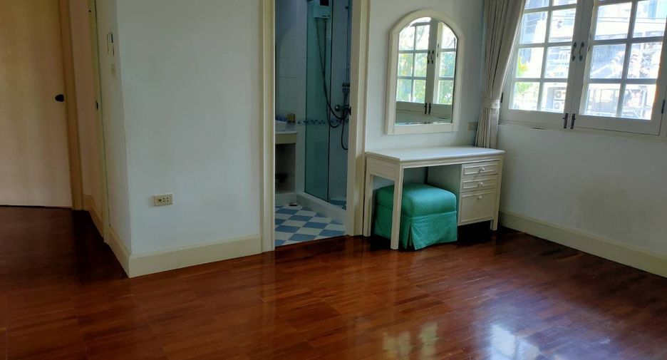 For rent 3 bedrooms townhouse in Watthana, Bangkok