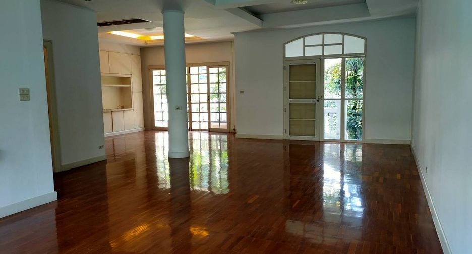 For rent 3 bedrooms townhouse in Watthana, Bangkok