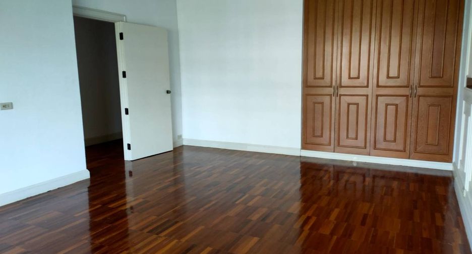 For rent 3 bedrooms townhouse in Watthana, Bangkok