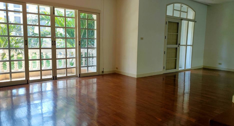 For rent 3 bedrooms townhouse in Watthana, Bangkok