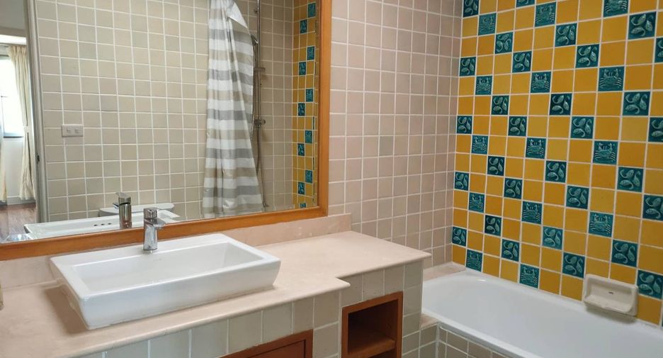 For rent 3 bedrooms townhouse in Watthana, Bangkok