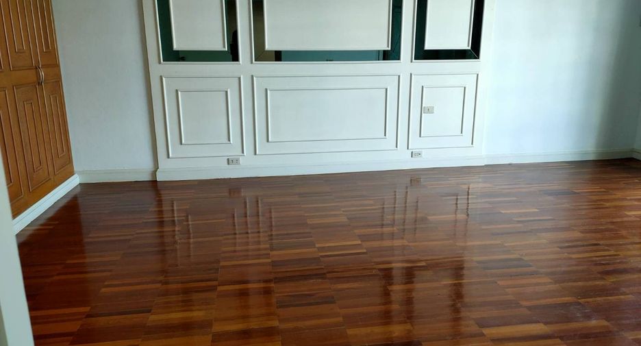 For rent 3 bedrooms townhouse in Watthana, Bangkok
