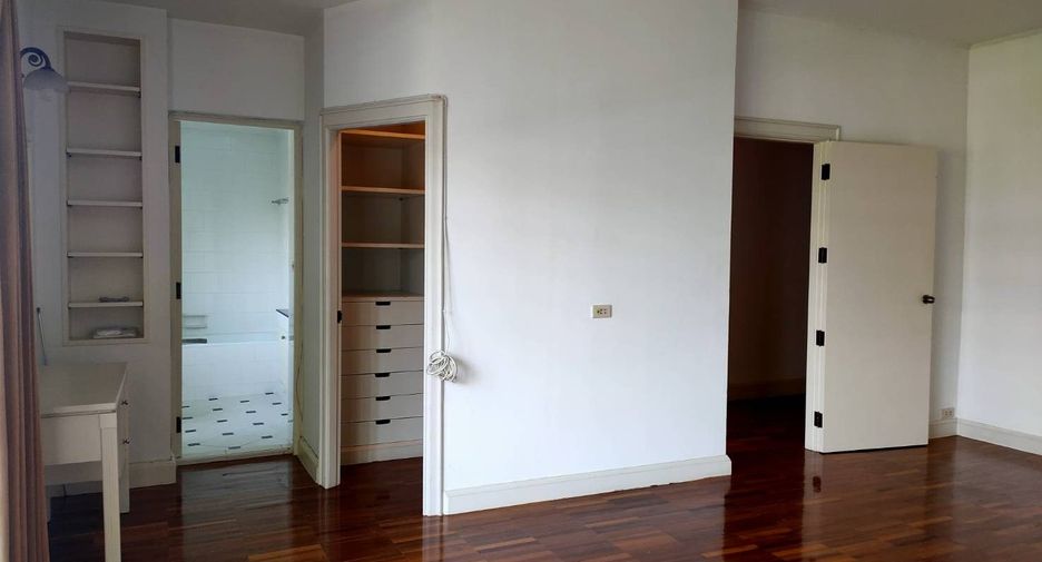 For rent 3 bedrooms townhouse in Watthana, Bangkok