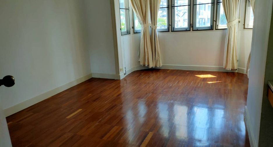For rent 3 bedrooms townhouse in Watthana, Bangkok