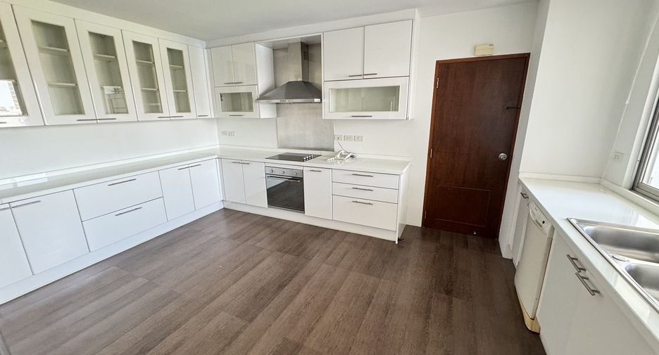 For rent 3 bedrooms condo in Sathon, Bangkok