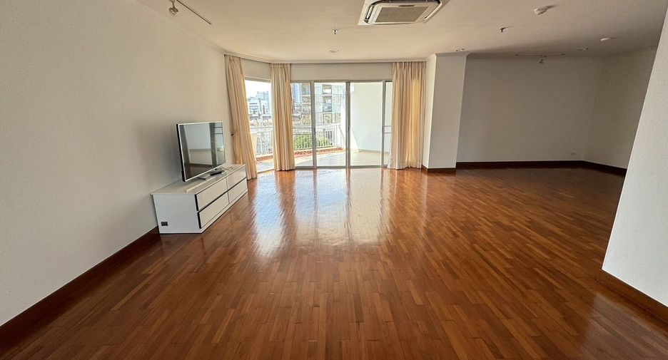 For rent 3 bedrooms condo in Sathon, Bangkok
