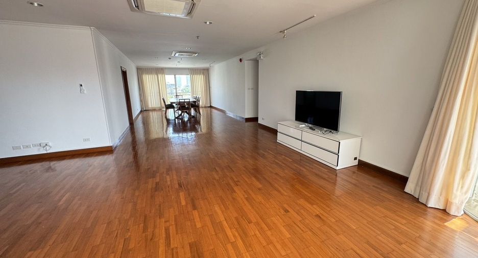 For rent 3 bedrooms condo in Sathon, Bangkok